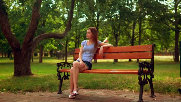 Retrato alegre caucásico hembra descansando al aire libre — Vídeos de Stock