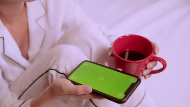 Detalles hembra con dispositivo en el dormitorio por la mañana — Vídeos de Stock