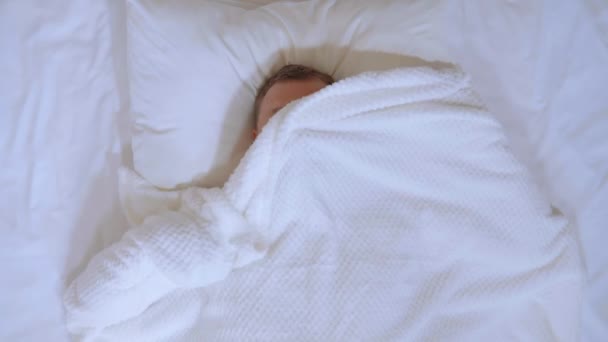 Maschio sveglio in camera da letto al mattino — Video Stock