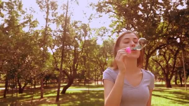 Fröhliche Dame spielt im Park — Stockvideo