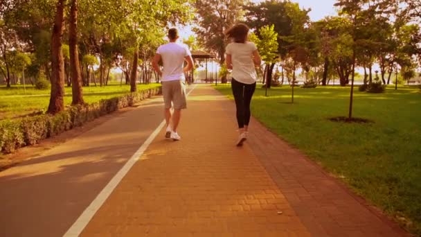 Pareja corriendo al aire libre — Vídeos de Stock