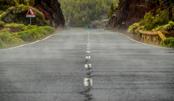 Strada nella giornata nuvolosa nel Parco Nazionale del Teide — Foto Stock