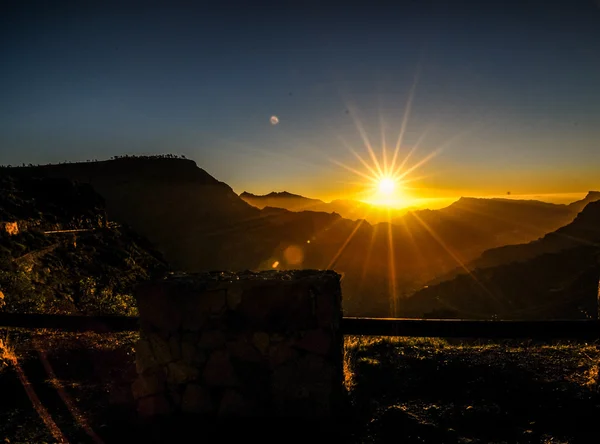 Západ slunce nad horami — Stock fotografie