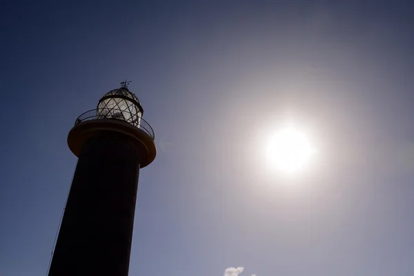 Foto Van Een Oude Vuurtoren Bij Zee — Stockfoto