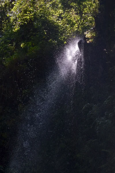 Фото Красивого Водопада Плеском Воды — стоковое фото