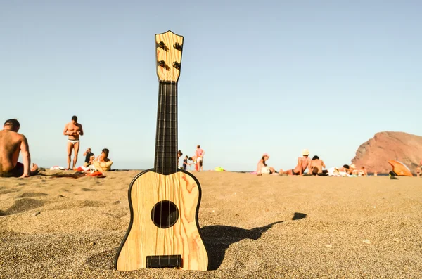 Foto Van Een Gitaar Het Zandstrand — Stockfoto