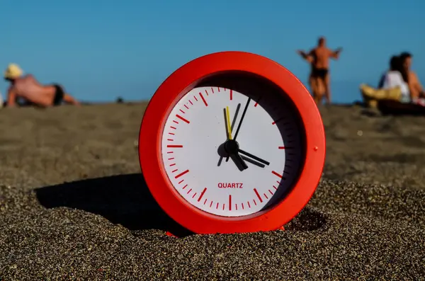 Photo Une Horloge Sur Plage Sable — Photo