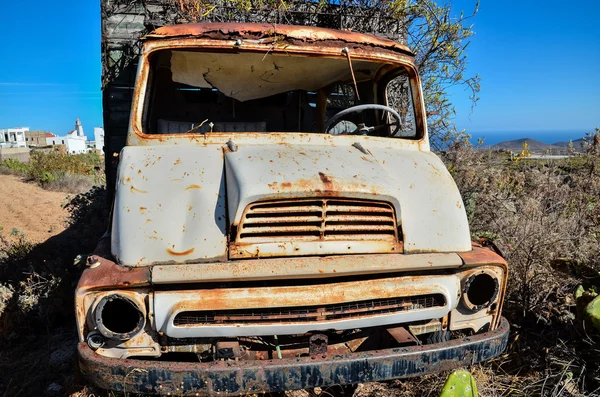 锈色遗弃卡车在沙漠中 在西班牙加那利群岛 — 图库照片