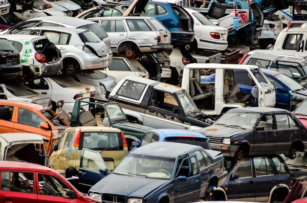 Schrottplatz Mit Haufen Zerquetschter Autos Auf Teneriffa — Stockfoto