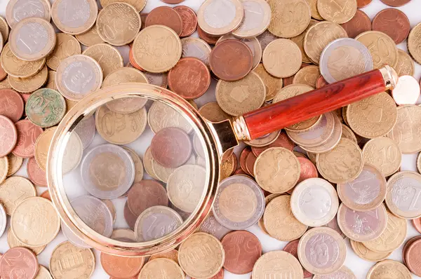 Bild Einer Geschäftsgeld Konzept Idee Münzen Und Lupe Vergrößern Glas — Stockfoto