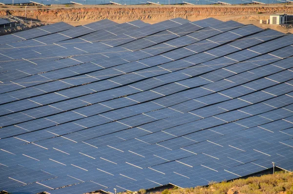 再生可能エネルギーの概念太陽光パネルフィールド日没 — ストック写真