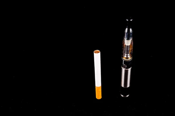 Μοντέρνο Μεταλλικό Ηλεκτρονικό Τσιγάρο Cig Ατμός — Φωτογραφία Αρχείου