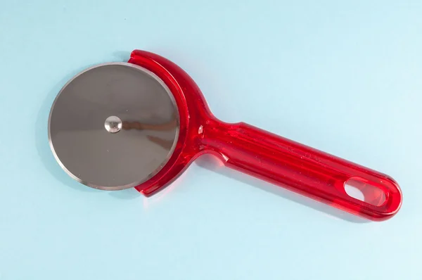 プラスチック製の赤いピザカッターの写真スライサーナイフ — ストック写真