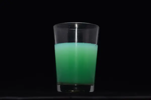 Groene Liquid Glass Een Zwarte Achtergrond — Stockfoto