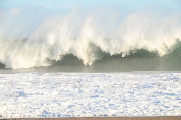 大西洋中的蓝色巨浪突然爆发 — 图库照片