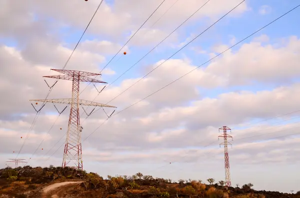 Yüksek Voltajlı Elektrik Iletim Kulesi Enerji Pilonu — Stok fotoğraf