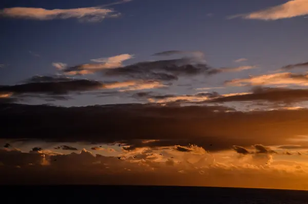 Wolken Gekleurde Wolken Bij Zonsondergang Bij Oceaan — Stockfoto