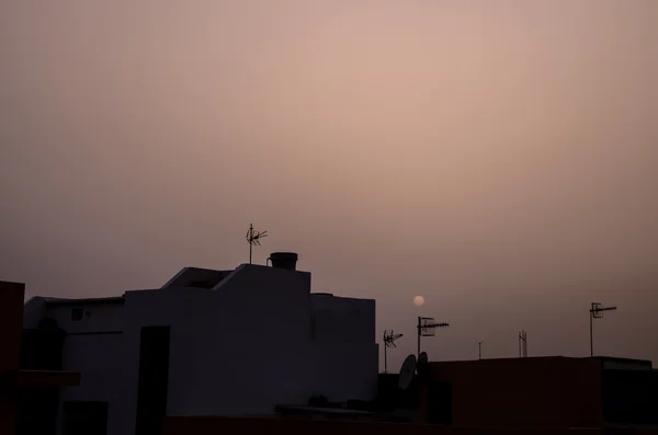 Några Silhouetted Antenner Toppen Kulle — Stockfoto