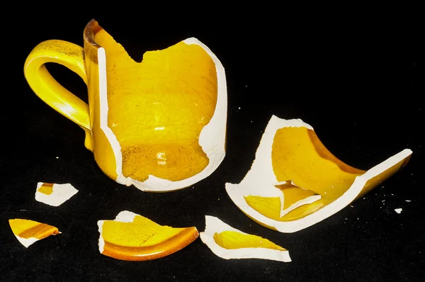 黒の背景に壊れたオレンジコーヒーカップ — ストック写真