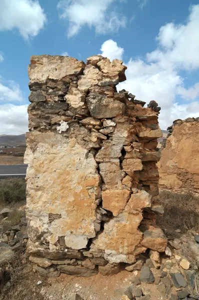 Antigo Edifício Antigo Deserto Céu Nublado — Fotografia de Stock