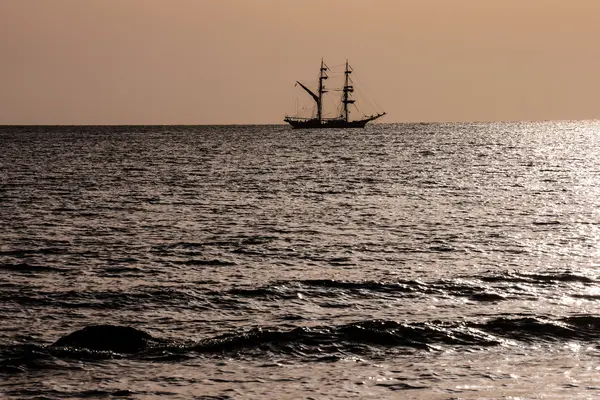 Фото Силуэта Парусной Лодки Закате — стоковое фото
