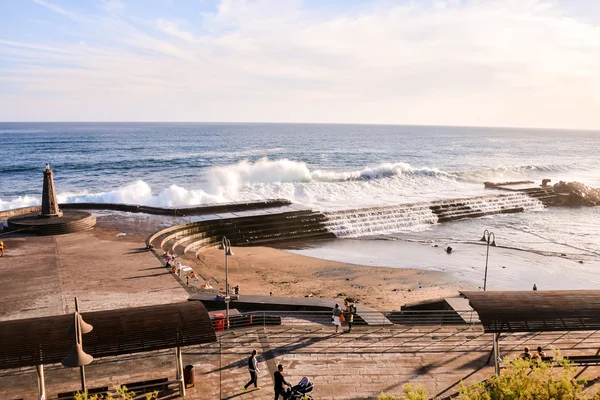 Mer Agitée Avec Grandes Vagues Brisant Sur Côte — Photo