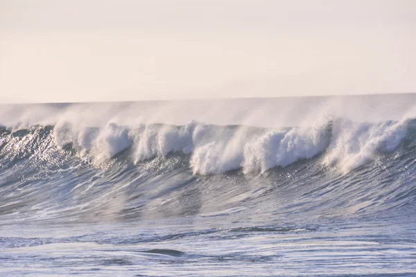 图为Big海浪在海洋中的照片 — 图库照片