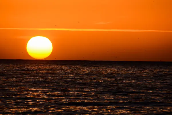 Foto Del Sole Che Tramonta Nel Mare — Foto Stock