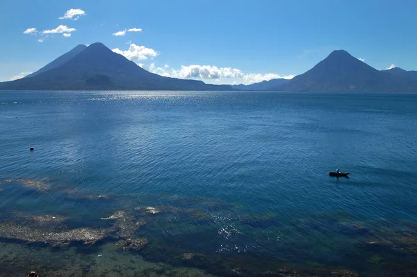一只小船在危地马拉火山兰湖湖 — 图库照片