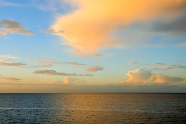 Chmury Chmury Kolorowe Zachodzie Słońca Pobliżu Oceanu — Zdjęcie stockowe