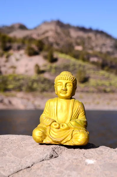 Eine Antike Buddha Statue Der Nähe Des Ozeans — Stockfoto