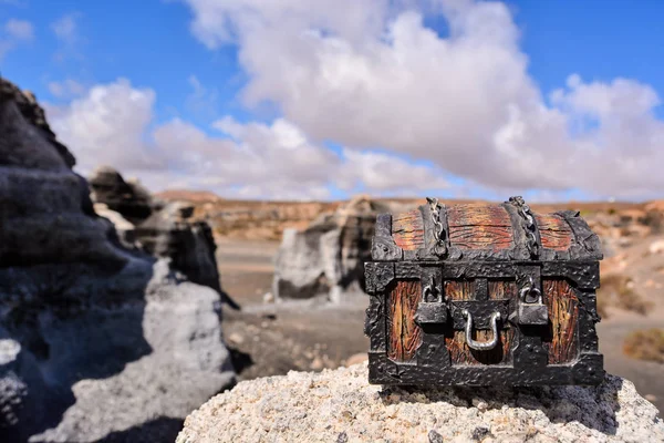 Εννοιολογική Φωτογραφία Από Ένα Αντικείμενο Trunk Θησαυρού Στην Ξηρή Έρημο — Φωτογραφία Αρχείου
