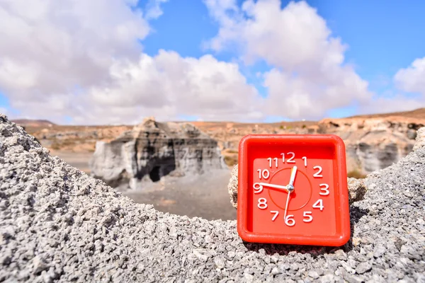 Foto Conceitual Objeto Relógio Alarme Deserto Seco — Fotografia de Stock