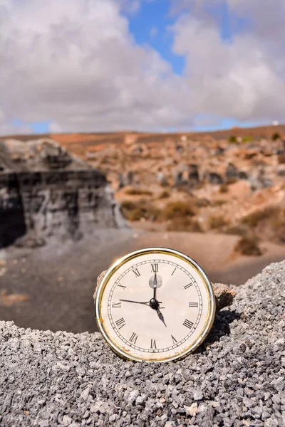 Foto Conceitual Objeto Relógio Alarme Deserto Seco — Fotografia de Stock