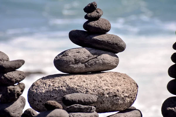 Stack of stones on the sea beach — Stock Photo, Image