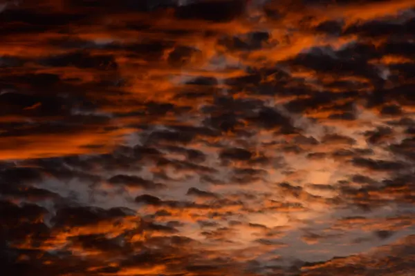 Nuages colorés au coucher du soleil — Photo