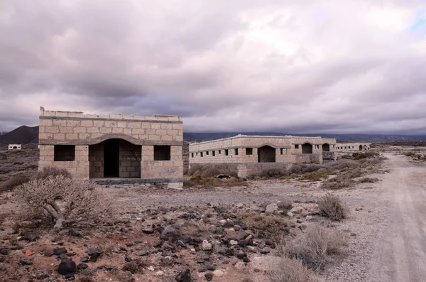 Edifícios abandonados de uma base militar — Fotografia de Stock