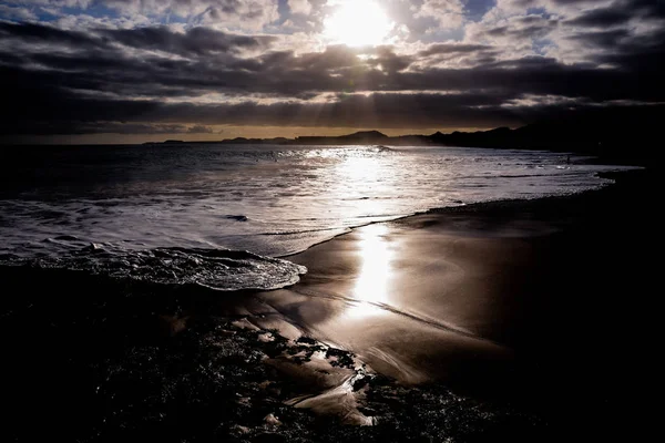 Grandi onde che si infrangono sulla costa — Foto Stock