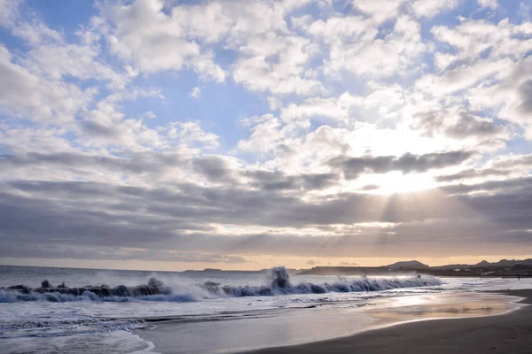 海岸に打ち寄せる大きな波 — ストック写真