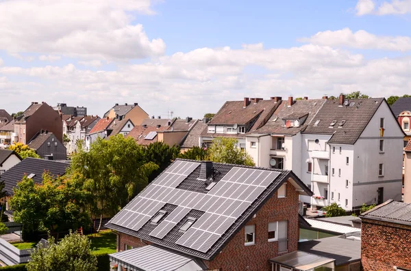 Zelená obnovitelná energie s fotovoltaickými panely — Stock fotografie