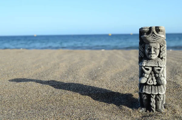 Ancient Maya Statue on the Sand Beach — Stock Photo, Image