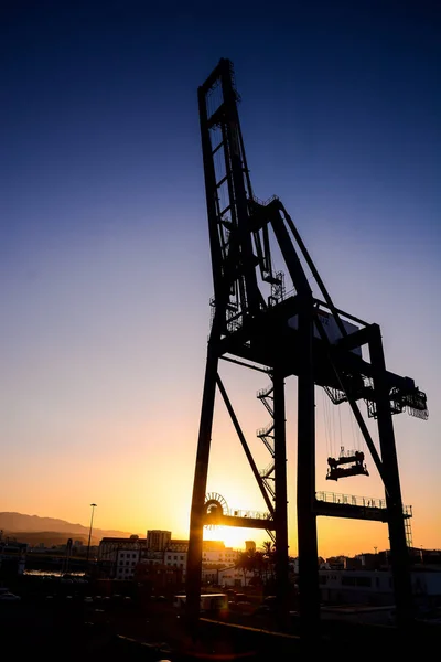 Silhueta de uma plataforma de perfuração offshore — Fotografia de Stock