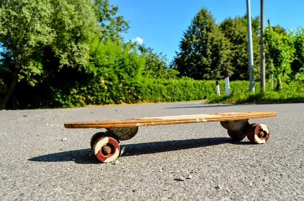 Planche à roulettes en bois des années 70 — Photo