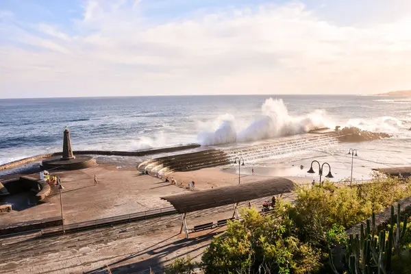 Grandi onde che si infrangono sulla costa — Foto Stock