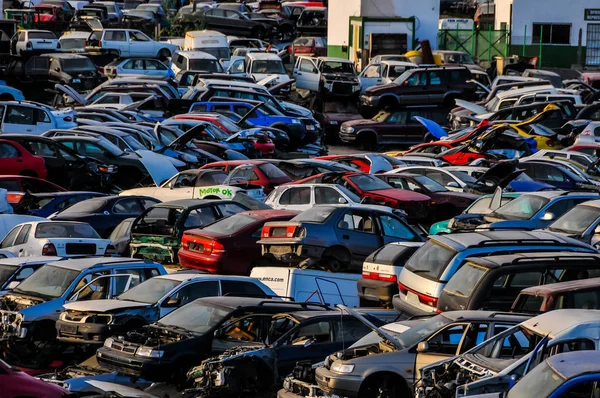 Viejos coches basura en el depósito de chatarra —  Fotos de Stock