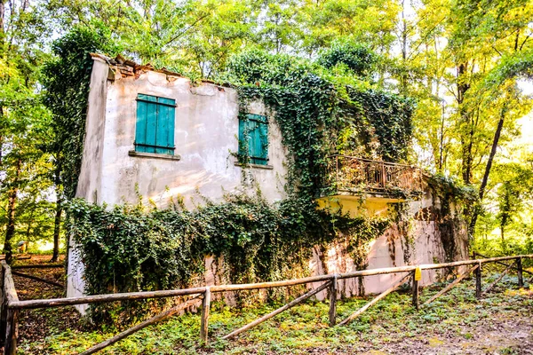 Exterior de casa abandonada — Foto de Stock