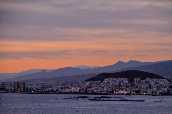 Nuvens coloridas ao pôr do sol — Fotografia de Stock