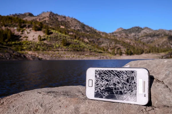 Złamane nowoczesny smartfon biały — Zdjęcie stockowe