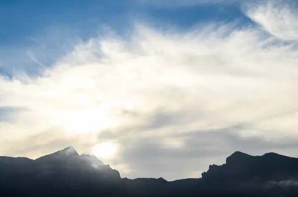 Coucher de soleil derrière les montagnes Guimar — Photo
