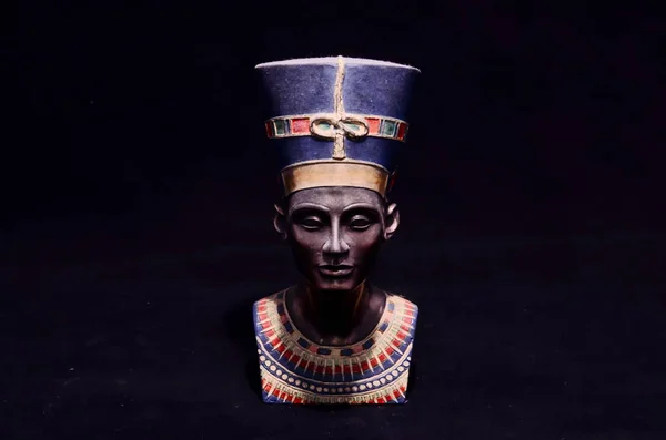 Slavná soška Busta královny Nefertiti — Stock fotografie